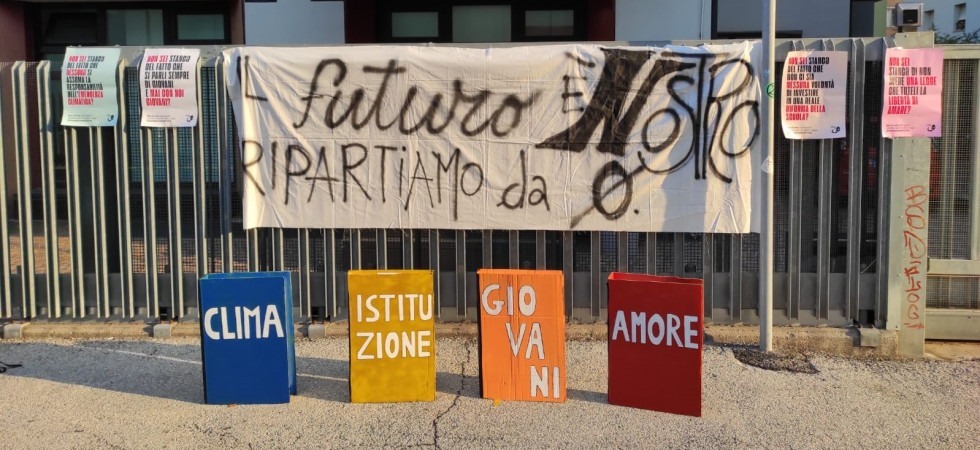 Primo giorno di scuola, flash mob degli 'Studenti medi' davanti al Da Vinci
